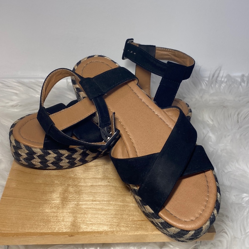 - Flatform Sandals